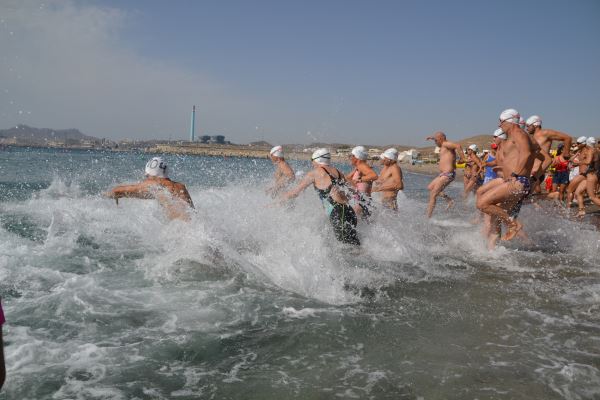 Más de 100 nadadores participan en la primera prueba del Circuito de Travesías a Nado de Diputación