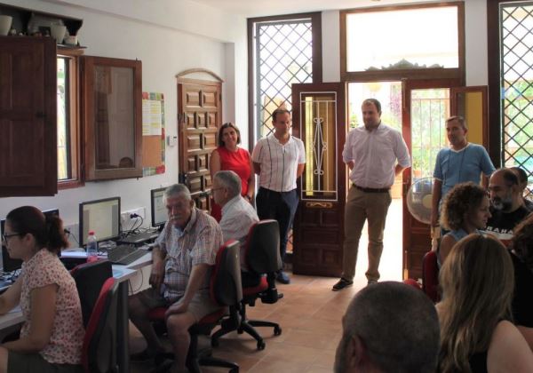 El concejal de Nuevas Tecnologías de Adra visita el curso de marketing creativo de La Alquería