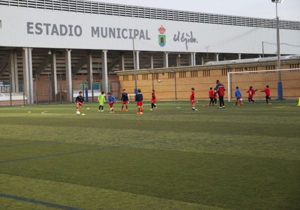 El campo anexo al Estadio Municipal de Santo Domingo arrancará la temporada con nuevo césped artificial