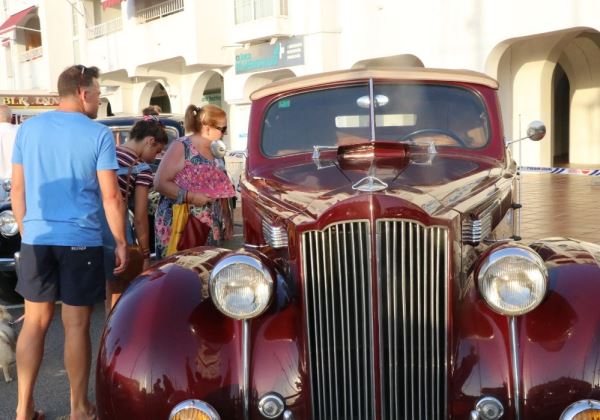 Una caravana de 'obras de arte rodantes' recorre Almerimar