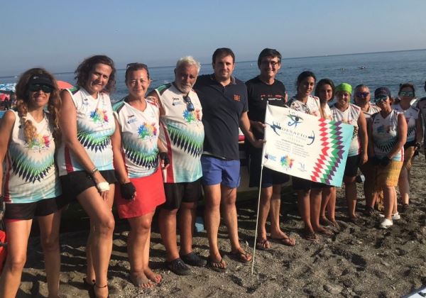 Manuel Cortés recibe a las protagonistas del reto en remo entre Cabo de Gata y Málaga