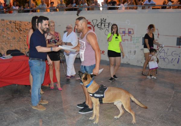 Los perros salen de Feria con sus dueños para participar en el XXIV Festival Canino
