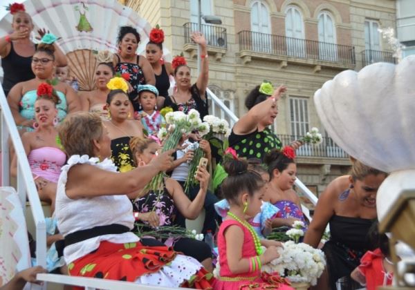 Once carrozas y 20.000 claveles dan colorido al recorrido de la Batalla de Flores de Almería