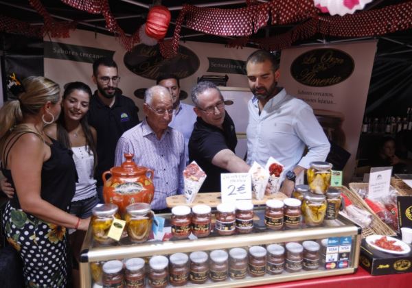 Las empresas de 'Sabores Almería' acercan los productos de la tierra a los visitantes de la Feria del Mediodía