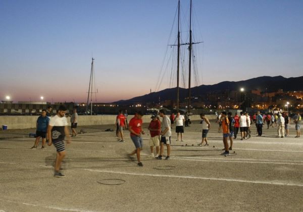 Adra celebra su primer Torneo Nocturno de Petanca junto al mar