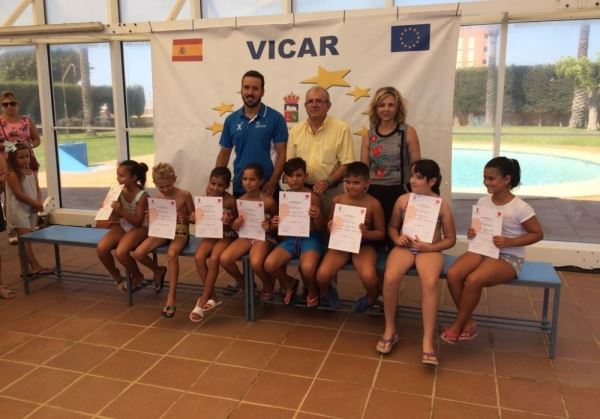 Cerca de 300 niños y mayores aprenden o perfeccionan sus estilos de natación en los cursos de verano de la piscina de Las Cabañuelas