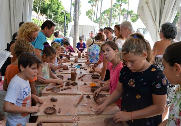 'Alfaralmería' acerca la artesanía del barro a través de talleres para niños y adultos