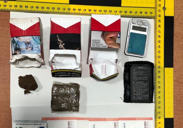 La Guardia Civil sorprende a una persona con una báscula de precisión, 60 gramos de hachís preparado para su venta y cambio