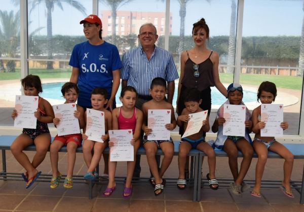 La entrega de diplomas y una demostración pone el broche de oro a los cursos de verano de natación en la Piscina de Las Cabañuelas
