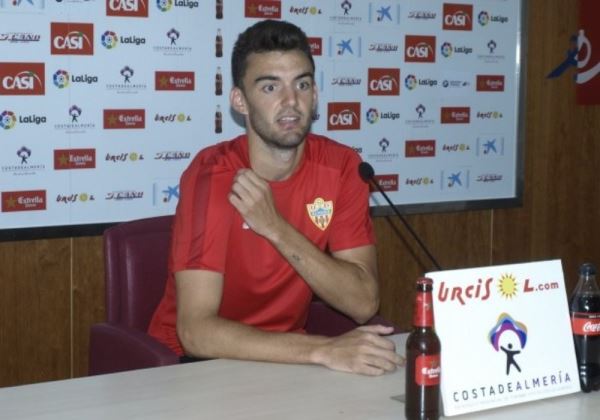 El jugador de la UD Almería Andoni López afirma que el equipo tiene que empezar a sumar de tres en tres