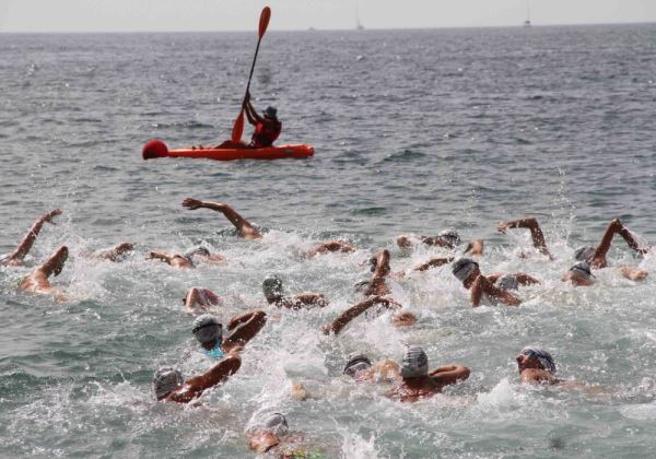 Alberto Esquitino y Marta Teva ganan la III Travesía a Nado Los Puert8s de Roquetas de Mar