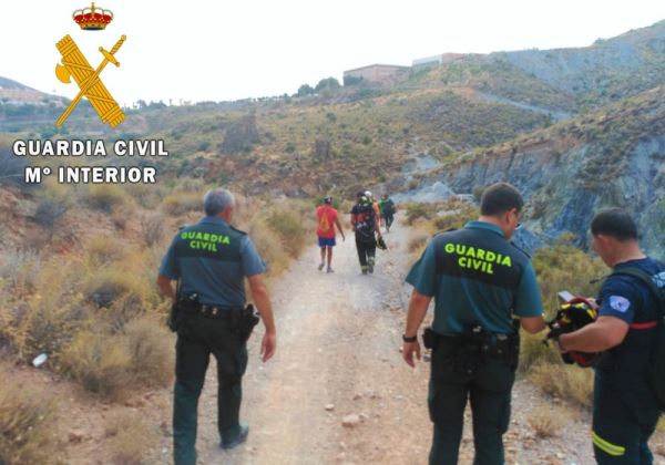 La Guardia Civil en colaboración con el Consorcio de Bomberos del Poniente auxilia a una persona atrapada en un barranco en Enix
