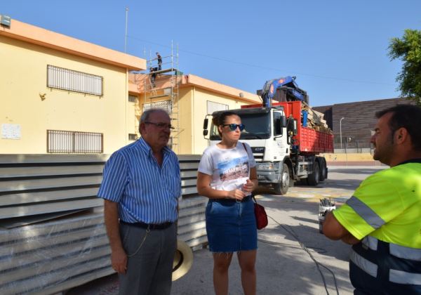 El alcalde de Vícar supervisa las obras de sustitución de la cubierta de fibrocemento del CEIP Virgen de la Paz de Puebla de Vícar