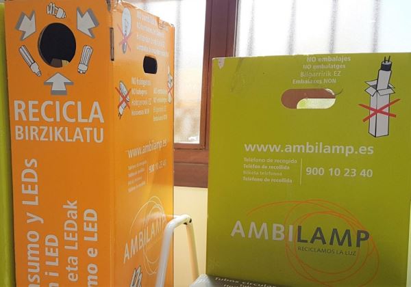 El Área de Medio Ambiente de Adra instala un punto de recogida de bombillas tipo LED en el ayuntamiento