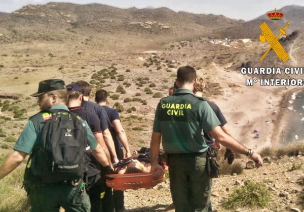 La Guardia Civil auxilia a una senderista que quedó inconsciente tras un desvanecimiento en la Cala Media Luna de San José