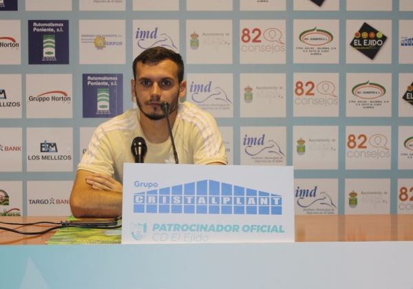El jugador del CD El Ejido Alfonso apuesta por una victoria en Badajoz