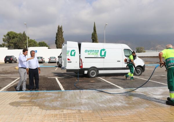 Las primeras maquinas y vehículos incorporados al servicio de limpieza ya trabajan a pleno rendimiento en El Ejido y sus núcleos