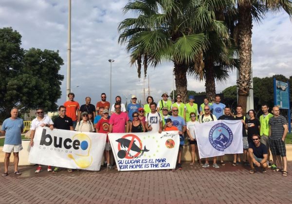 Voluntarios retiran cerca de 500 kilos de residuos de la costa abderitana