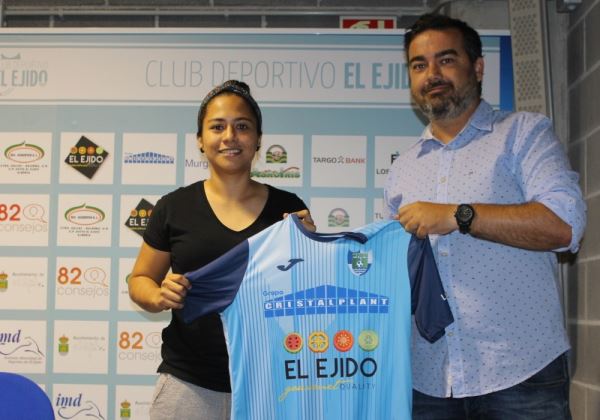 La internacional Karen se une al equipo Femenino de Fútbol del CD El Ejido