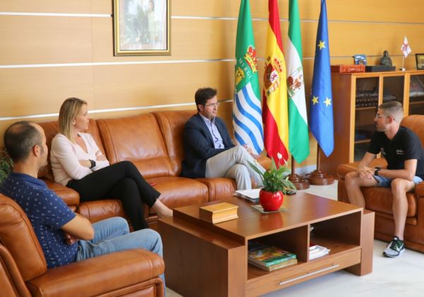 El alcalde de El Ejido recibe a Cristian Rodríguez tras su debut en la Vuelta a España