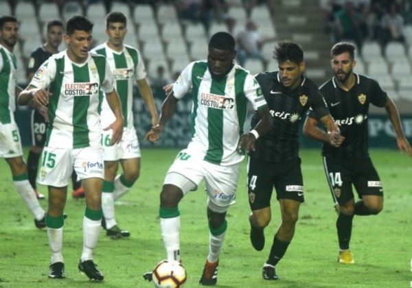 La UD Almería cae ante el Córdoba al que insufla aire