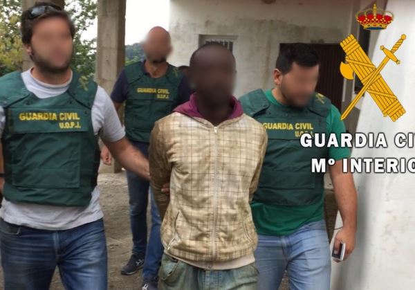 La Guardia Civil detiene al presunto autor del homicidio cometido en el domicilio de la víctima en las 200 viviendas de Roquetas de Mar