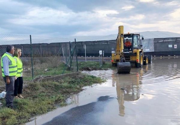 El Ayuntamiento de El Ejido realiza trabajos para restablecer la circulación en la carretera que une Las Norias con San Agustín