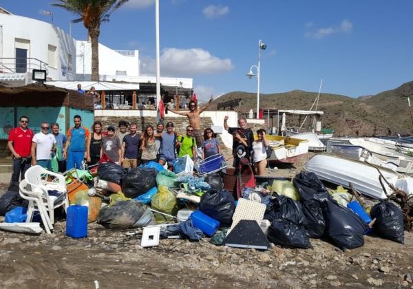 Voluntarios recogen más de tres toneladas de basura de calas inaccesibles de Níjar