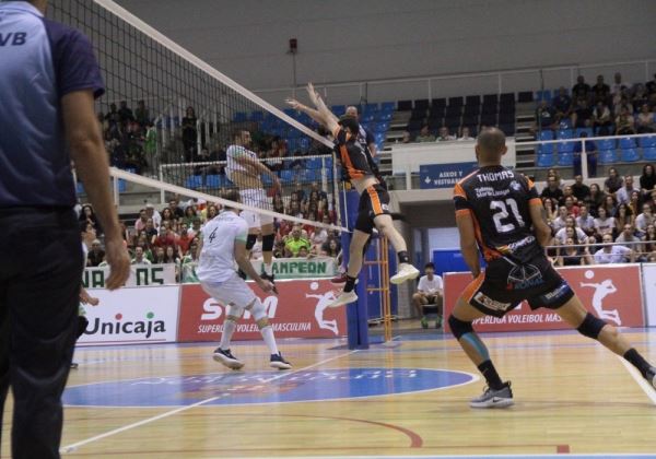 Imponente victoria de Unicaja Almería en un monumento al voleibol