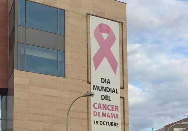 El Auditorio de El Ejido ya luce en su fachada un gran lazo rosa con motivo del Día Mundial del Cáncer de Mama