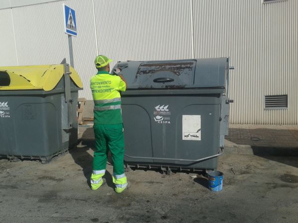 Refuerzan las labores de mantenimiento y limpieza de los contenedores de Huércal-Overa