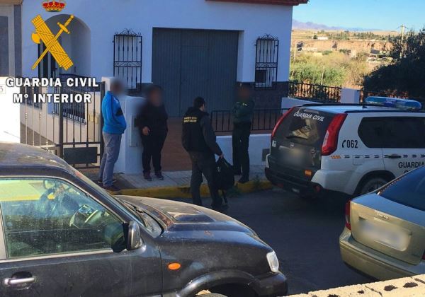 Un incendio de grandes dimensiones en una vivienda de Las Colinas de Aguadulce acaba con un Guardia Civil en el centro de salud