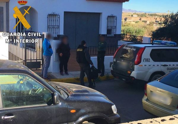 Un incendio de grandes dimensiones en una vivienda de Las Colinas de Aguadulce acaba con un Guardia Civil en el centro de salud