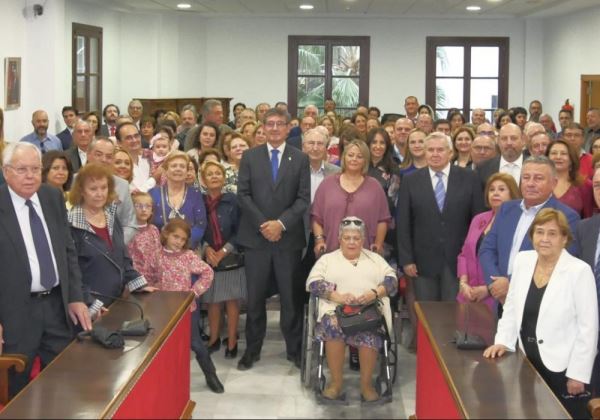 Adra reúne a sus alcaldes y descendientes directos desde 1834 en un acto en el ayuntamiento