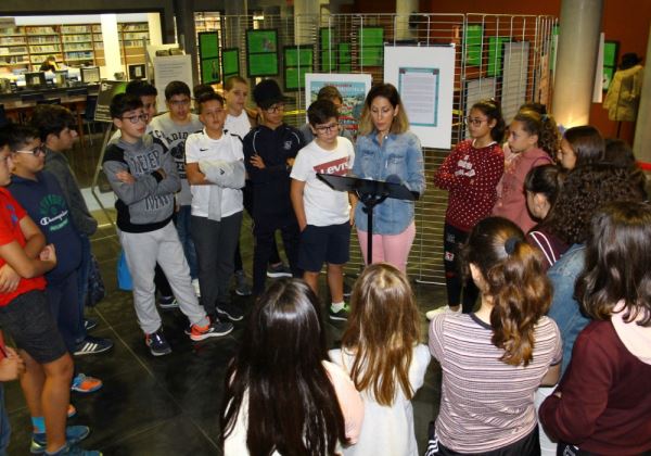 La Red de Bibliotecas de El Ejido celebra el 'Día de la Luz' con 'un hilo invisible de plata que une estantería con estantería'