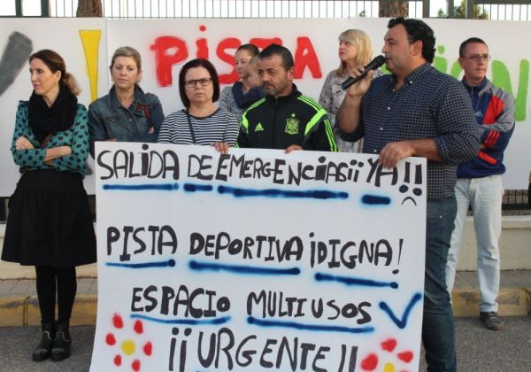 Padres del colegio de San Agustín se concentran para pedir más seguridad en el centro, entre otras mejoras