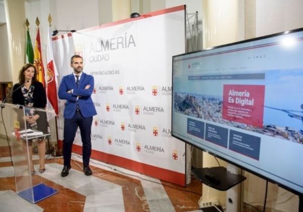 El alcalde de Almería presenta la nueva web municipal, que destaca su accesibilidad para personas con limitación o discapacidad visual