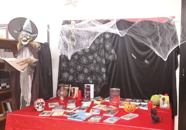El Ejido lo pasa de miedo en Halloween con un rincón de literatura, concurso de disfraces, calabazas y túneles del terror
