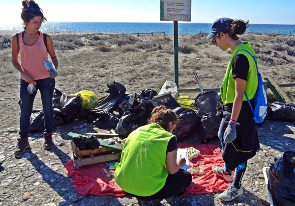 Varios colectivos realizan una jornada de voluntariado ambiental limpiando la playa de la Rambla de las Amoladeras