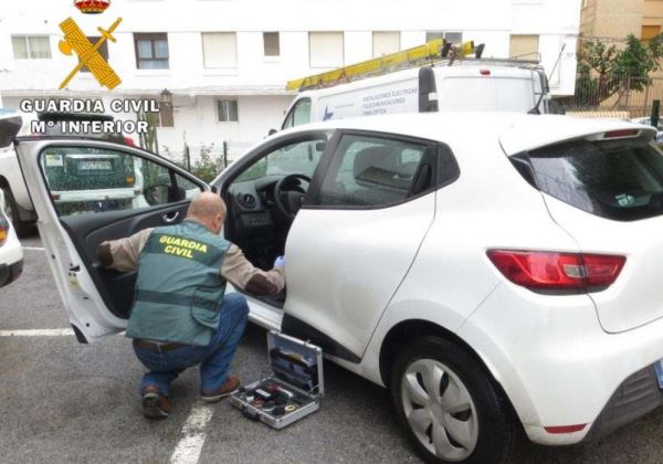 Un grupo de cinco personas agrede a un conductor en Garrucha, sustrayéndole el coche y las llaves de su casa, donde también roba
