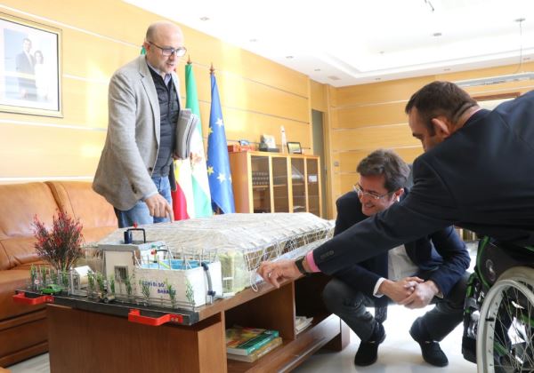 Un vecino de El Ejido cede al consistorio ejidense la maqueta que ha realizado de un invernadero tipo parral