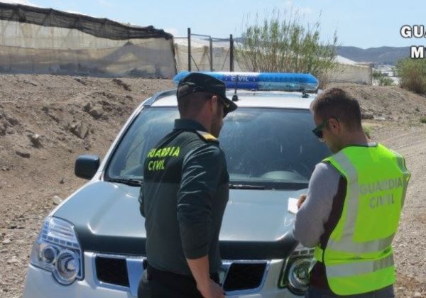 La Guardia Civil detiene tres personas por un delito contra la salud pública en Enix