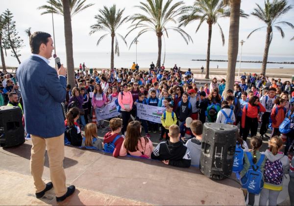 800 niños caminan contra la obesidad de la mano de la Diputación y la Universidad de Almería