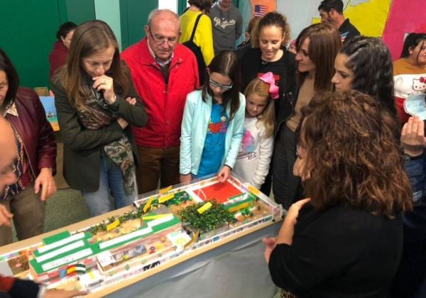 La delegada de Educación visita el CEIP José Saramago, de Vícar, para conocer el colegio que sueña su alumnado