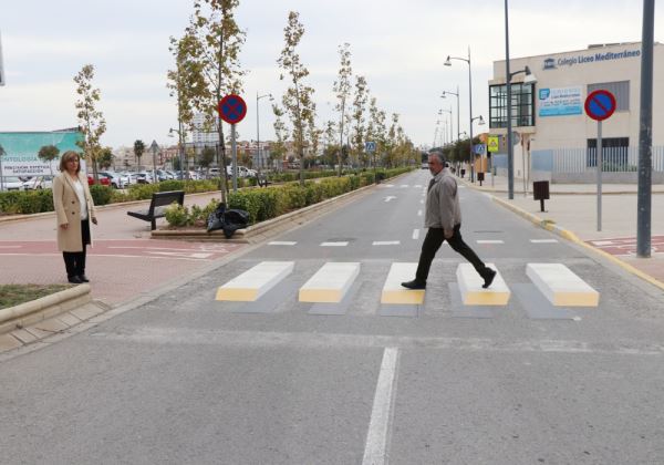 El ayuntamiento ejidense mejora la seguridad vial y peatonal en los entornos de los colegios con pasos en 3D más visibles
