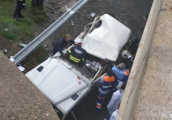 Una agente de Medio Ambiente, en estado grave tras caer con su vehículo por un puente en Nacimiento
