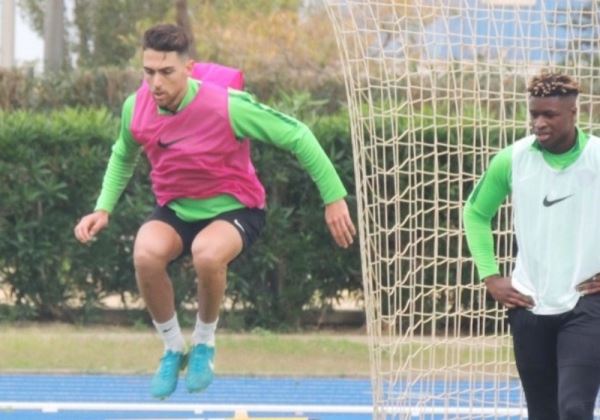 Yan Eteki y Juan Ibiza, novedades en la convocatoria del Almería