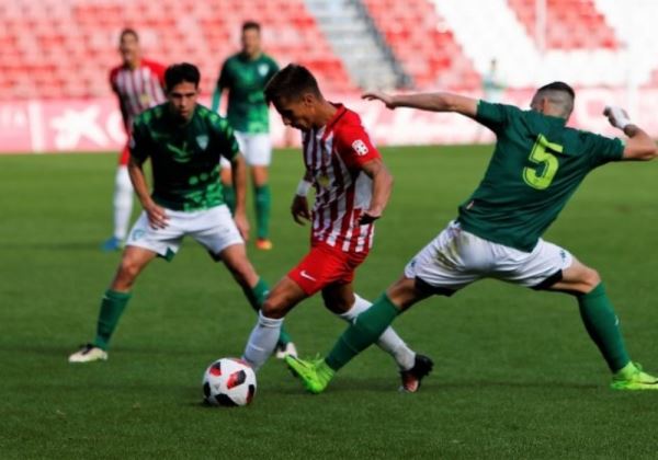 La UD Almería B empata ante el Villanovense y sigue en descenso