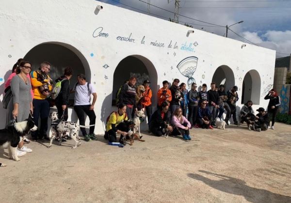 Vícar celebra su primera ruta de senderismo canino con un recorrido por el entorno de La Villa