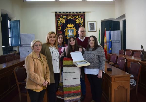 Níjar reconoce los méritos de una joven de diez años, segundo premio andaluz del certamen 'Solidaridad en Letras'